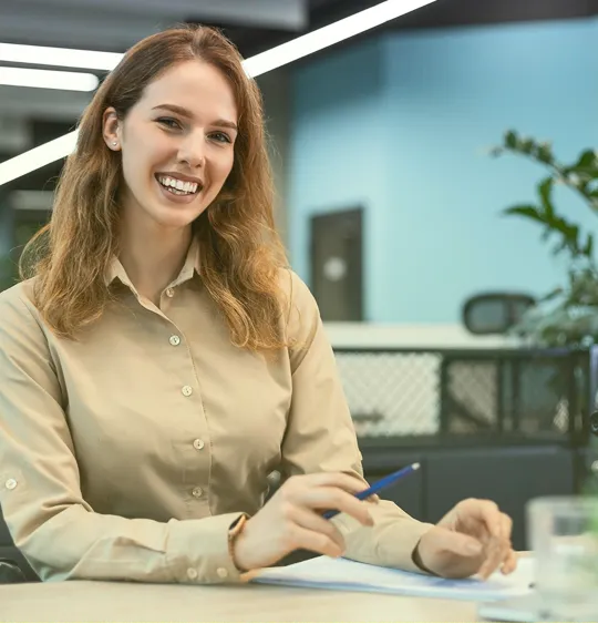 Profesional sonriendo en una oficina