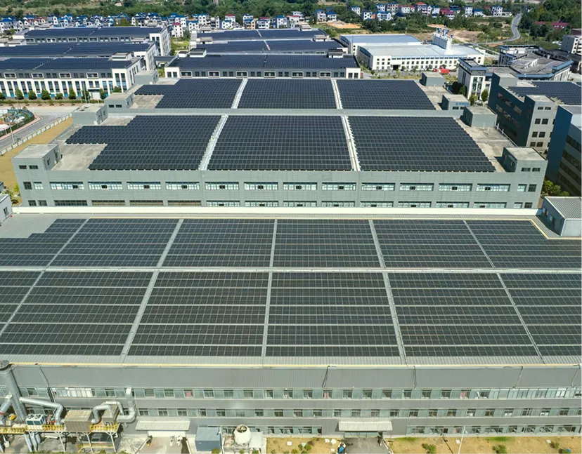 Vista aérea de naves industriales con cubiertas fotovoltaicas