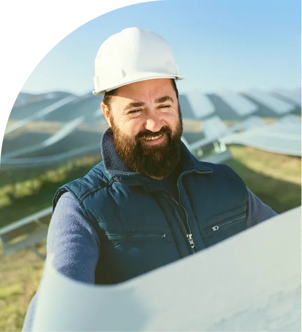 Técnico de Luzrural revisando planos frente a una planta solar